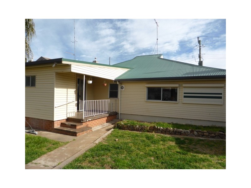 11 Bogan Street, Parkes NSW 2870