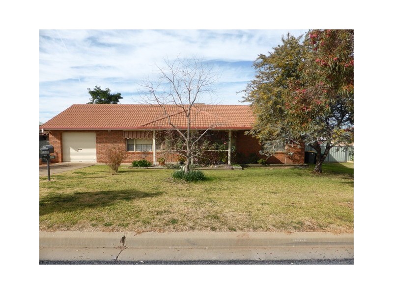 27 Blaxland Street, Parkes NSW 2870