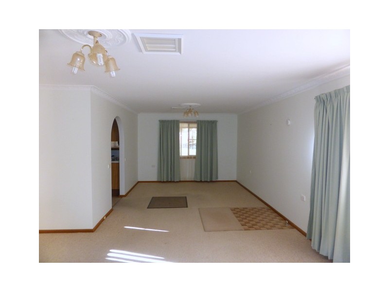 12 Werona Place, Parkes NSW 2870