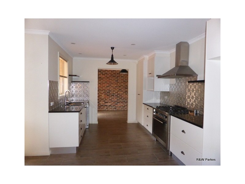2 Mengarvie Road, Parkes NSW 2870