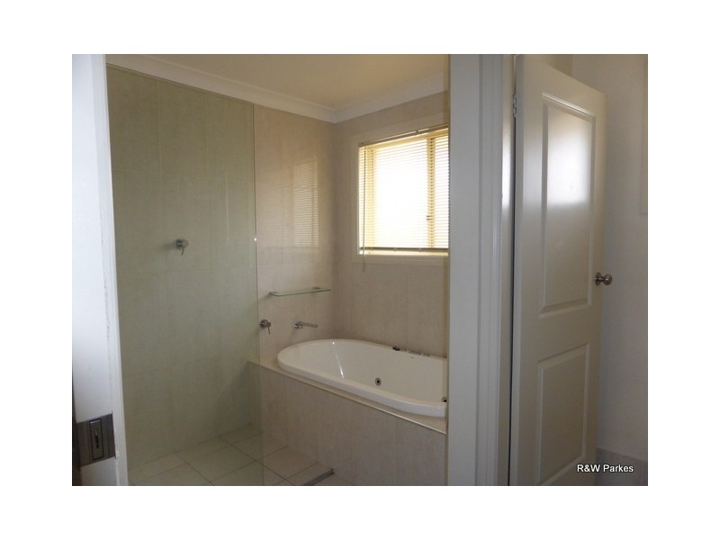 2 Mengarvie Road, Parkes NSW 2870