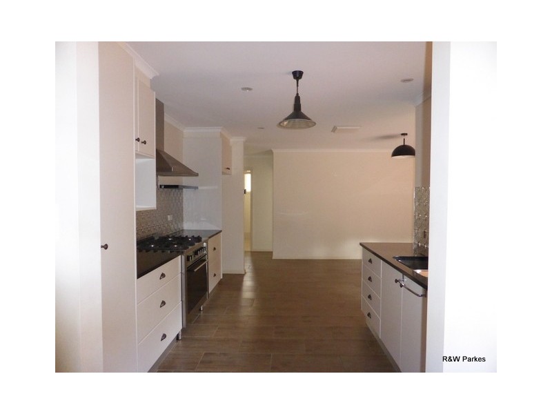 2 Mengarvie Road, Parkes NSW 2870