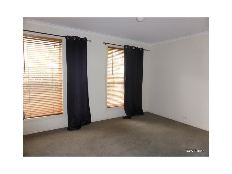 2 Mengarvie Road, Parkes NSW 2870