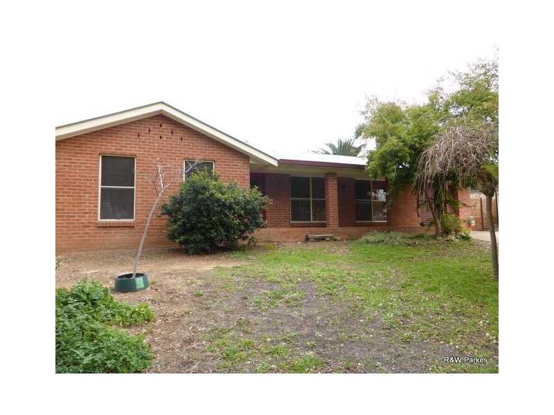 2 Mengarvie Road, Parkes NSW 2870