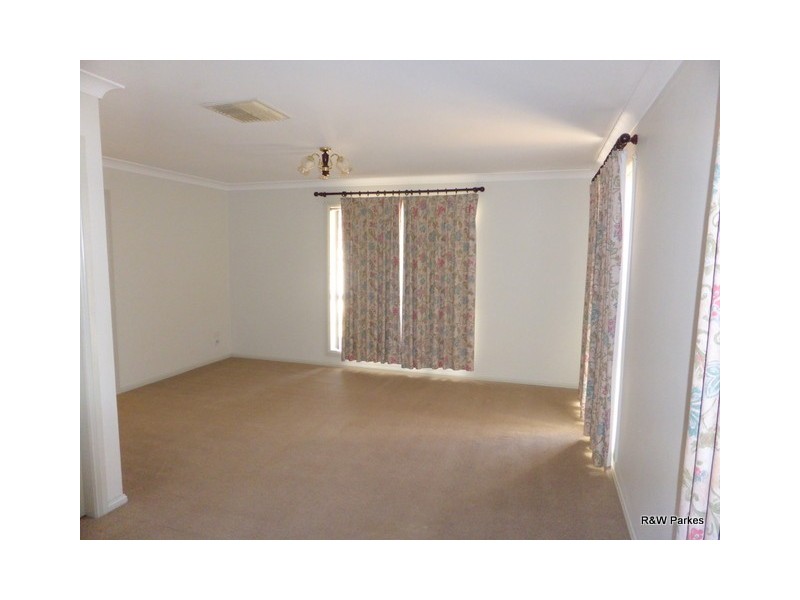3 Endeavour Place, Parkes NSW 2870