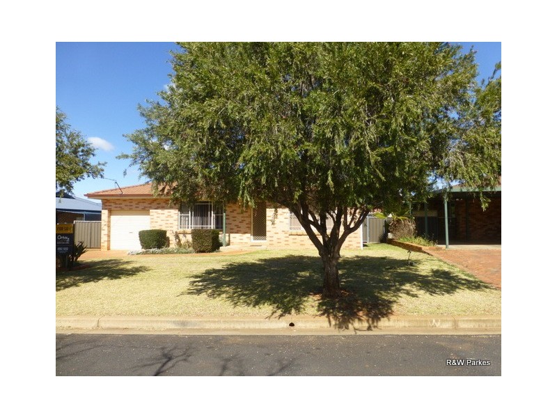 3 Guillan Place, Parkes NSW 2870