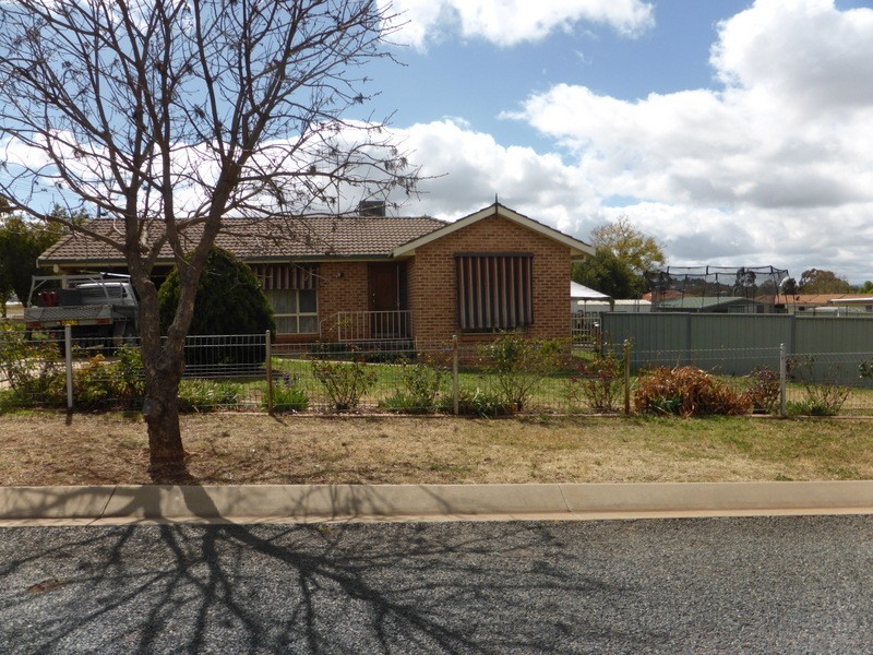 2 Warragrah Place, Parkes NSW 2870