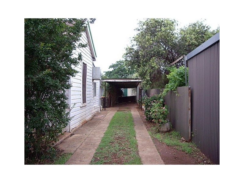 30 Bushman Street, Parkes NSW 2870