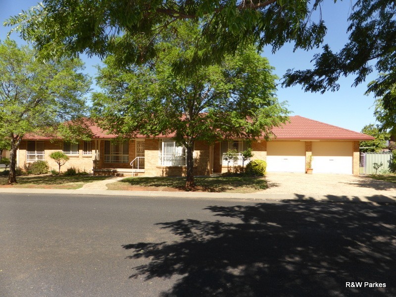 5 Arana Place, Parkes NSW 2870