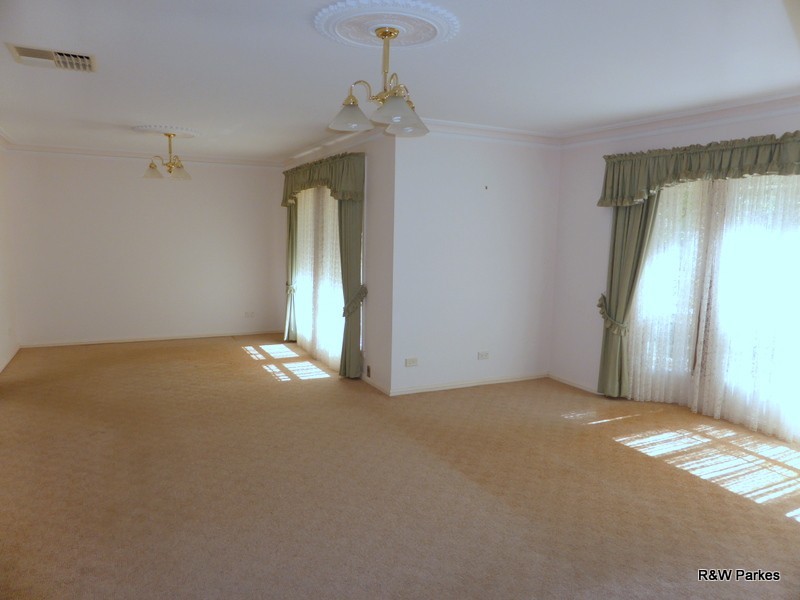 5 Arana Place, Parkes NSW 2870