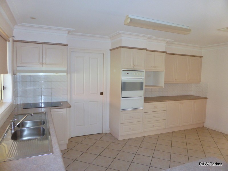 5 Arana Place, Parkes NSW 2870