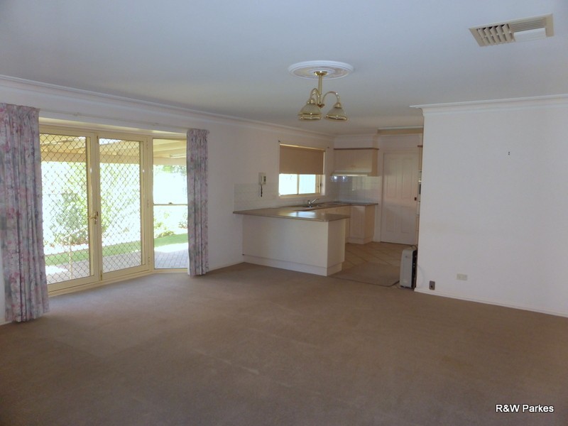 5 Arana Place, Parkes NSW 2870