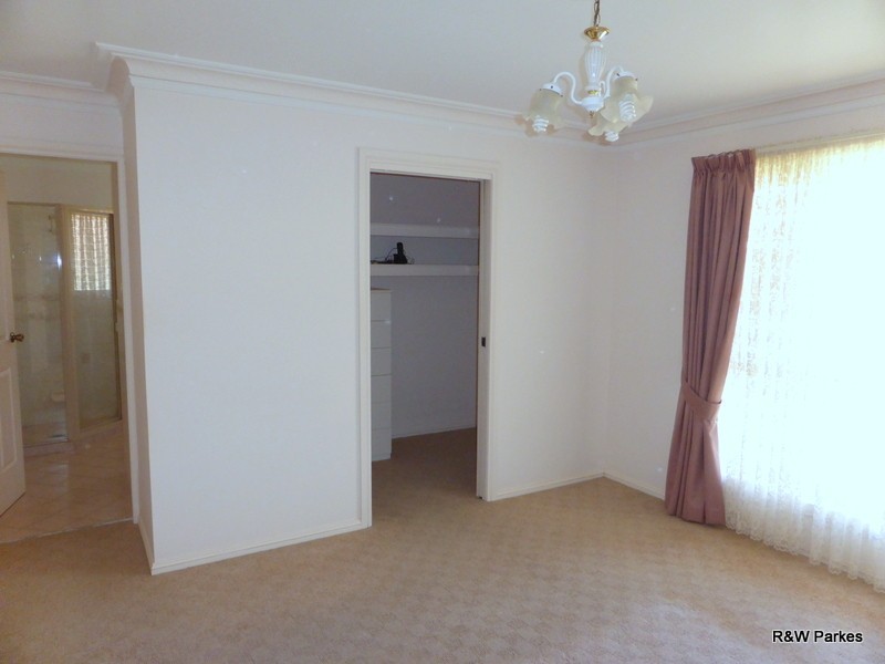 5 Arana Place, Parkes NSW 2870