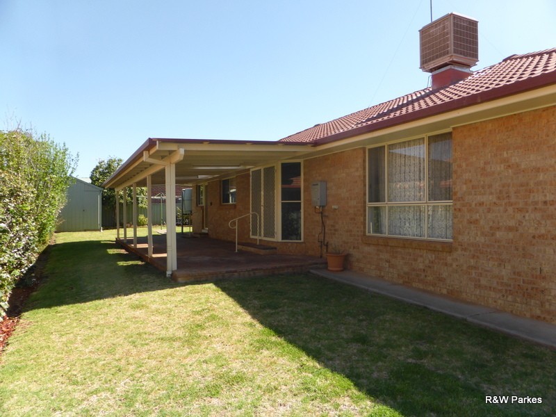 5 Arana Place, Parkes NSW 2870