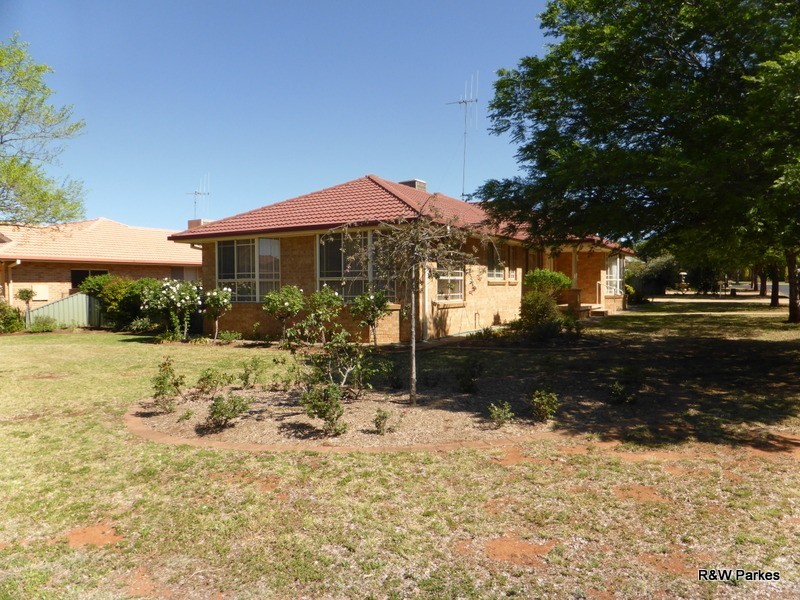 5 Arana Place, Parkes NSW 2870