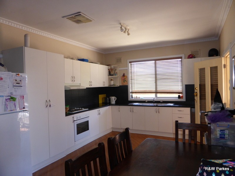 17 Callaghan Street, Parkes NSW 2870