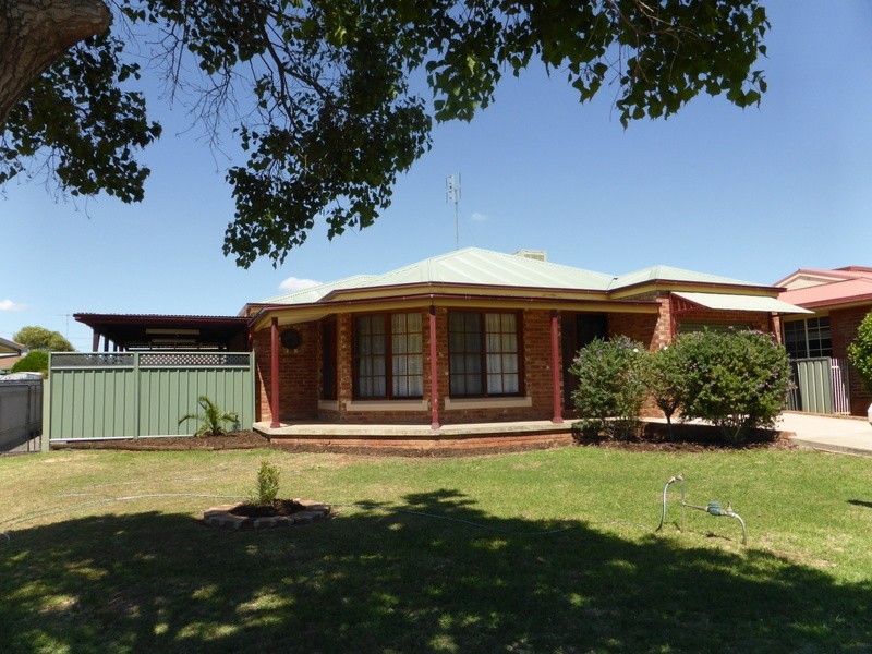 5 Christina Close, Parkes NSW 2870