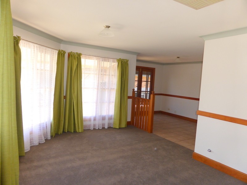 5 Christina Close, Parkes NSW 2870
