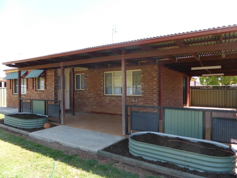 5 Christina Close, Parkes NSW 2870