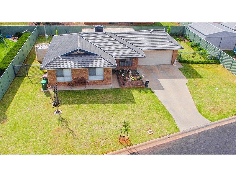 4 Mossgiel Close, Parkes NSW 2870