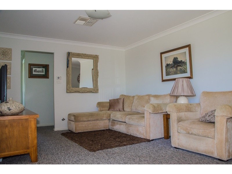 4 Mossgiel Close, Parkes NSW 2870