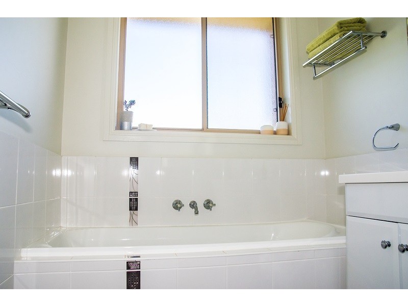 4 Mossgiel Close, Parkes NSW 2870