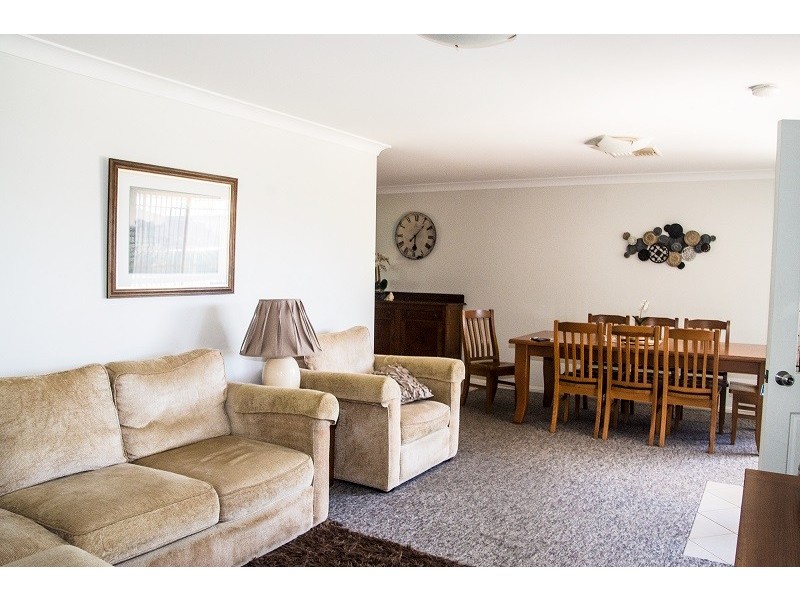 4 Mossgiel Close, Parkes NSW 2870