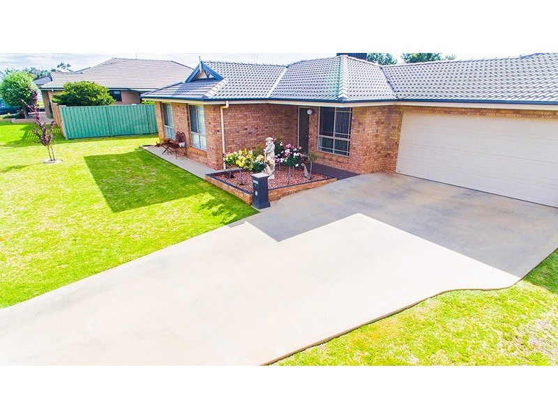 4 Mossgiel Close, Parkes NSW 2870