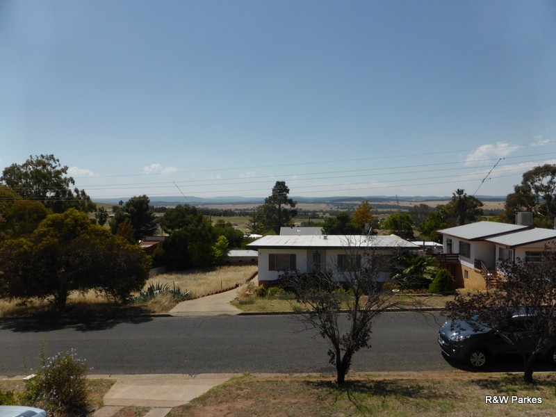 8 Panorama Cres, Parkes NSW 2870