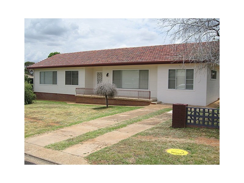 17 Orange Street, Parkes NSW 2870