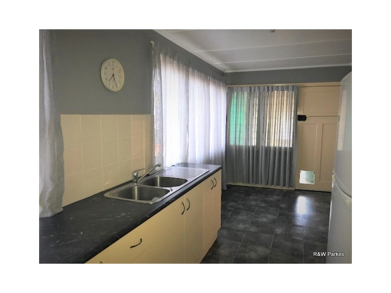 135 Victoria Street, Parkes NSW 2870