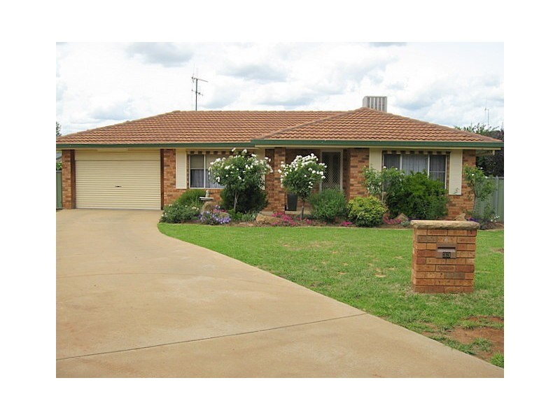 33 Glenhaven Avenue, Parkes NSW 2870