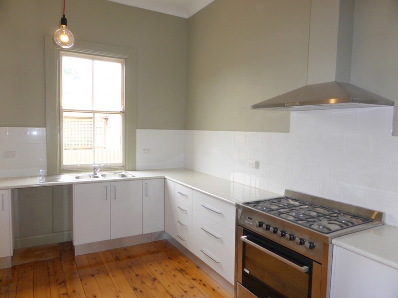 10 Phillips Street, Parkes NSW 2870