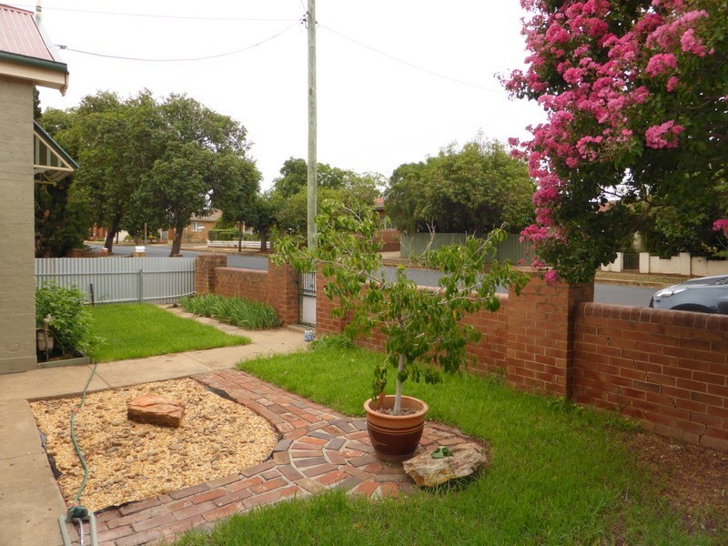 10 Phillips Street, Parkes NSW 2870