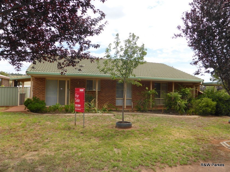 8 Golden Bar Drive, Parkes NSW 2870