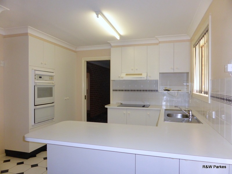 8 Golden Bar Drive, Parkes NSW 2870