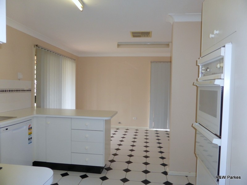 8 Golden Bar Drive, Parkes NSW 2870