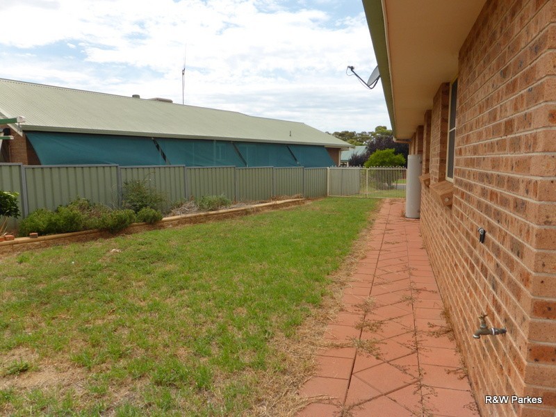 8 Golden Bar Drive, Parkes NSW 2870