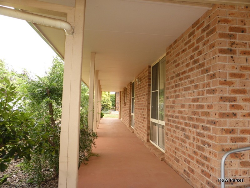 8 Golden Bar Drive, Parkes NSW 2870