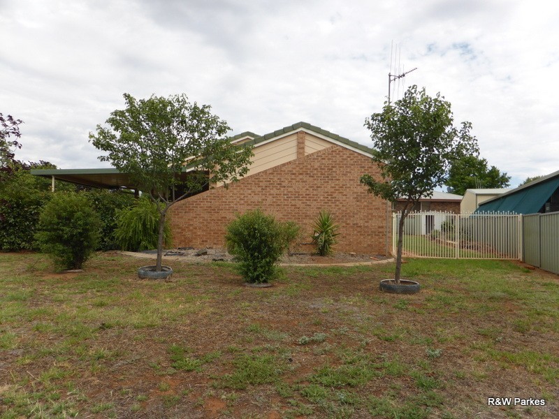 8 Golden Bar Drive, Parkes NSW 2870