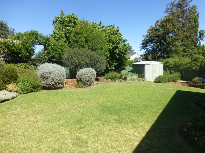 3 Glenburnie Close, Parkes NSW 2870