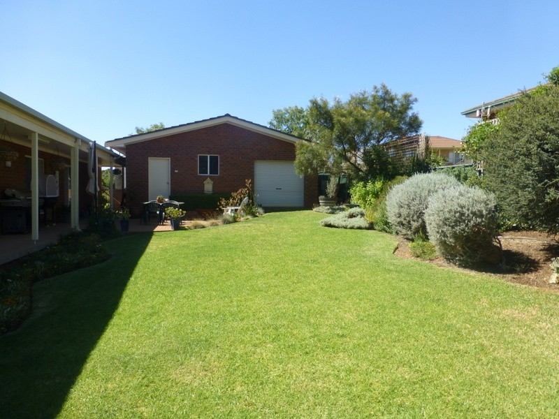 3 Glenburnie Close, Parkes NSW 2870