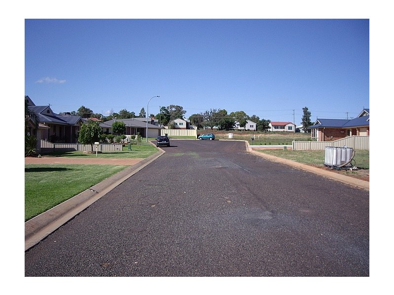 6 Avoca Place, Parkes NSW 2870