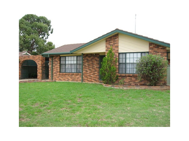 10 Ebelina Crescent, Parkes NSW 2870