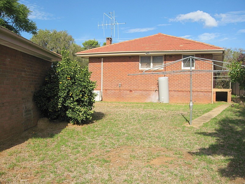 42 Medlyn Street, Parkes NSW 2870