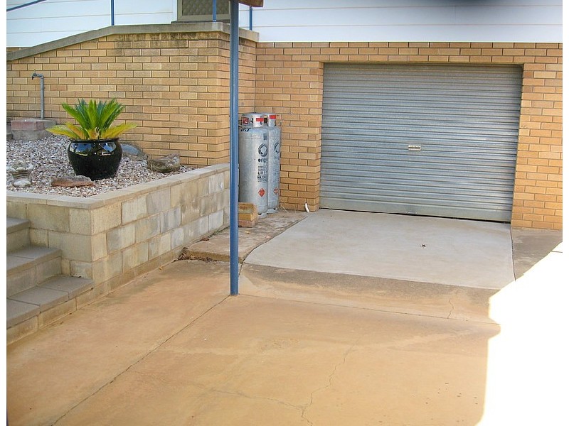 31 Barton Street, Parkes NSW 2870