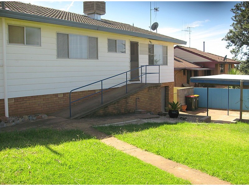 31 Barton Street, Parkes NSW 2870