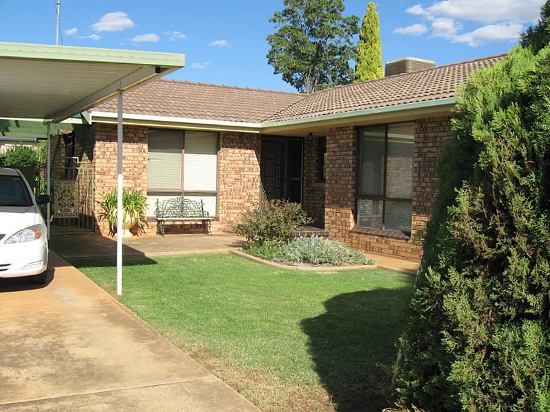 27 Lawson Street, Parkes NSW 2870