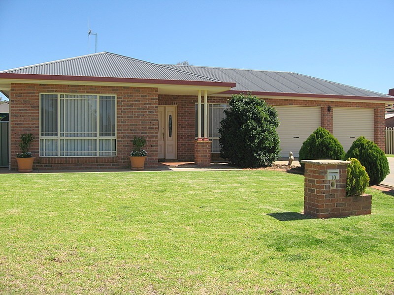 10 Cobden Place, Parkes NSW 2870