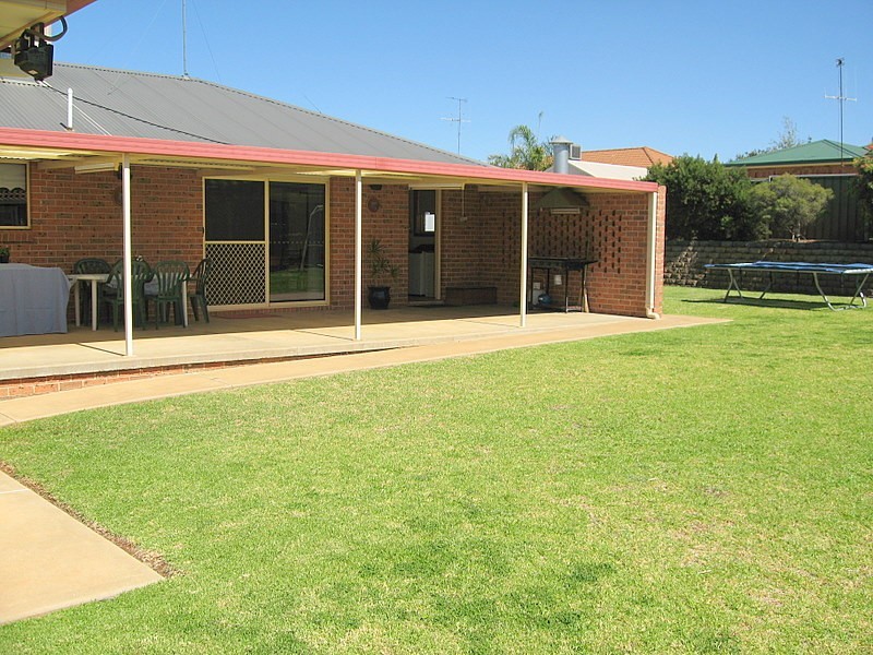10 Cobden Place, Parkes NSW 2870